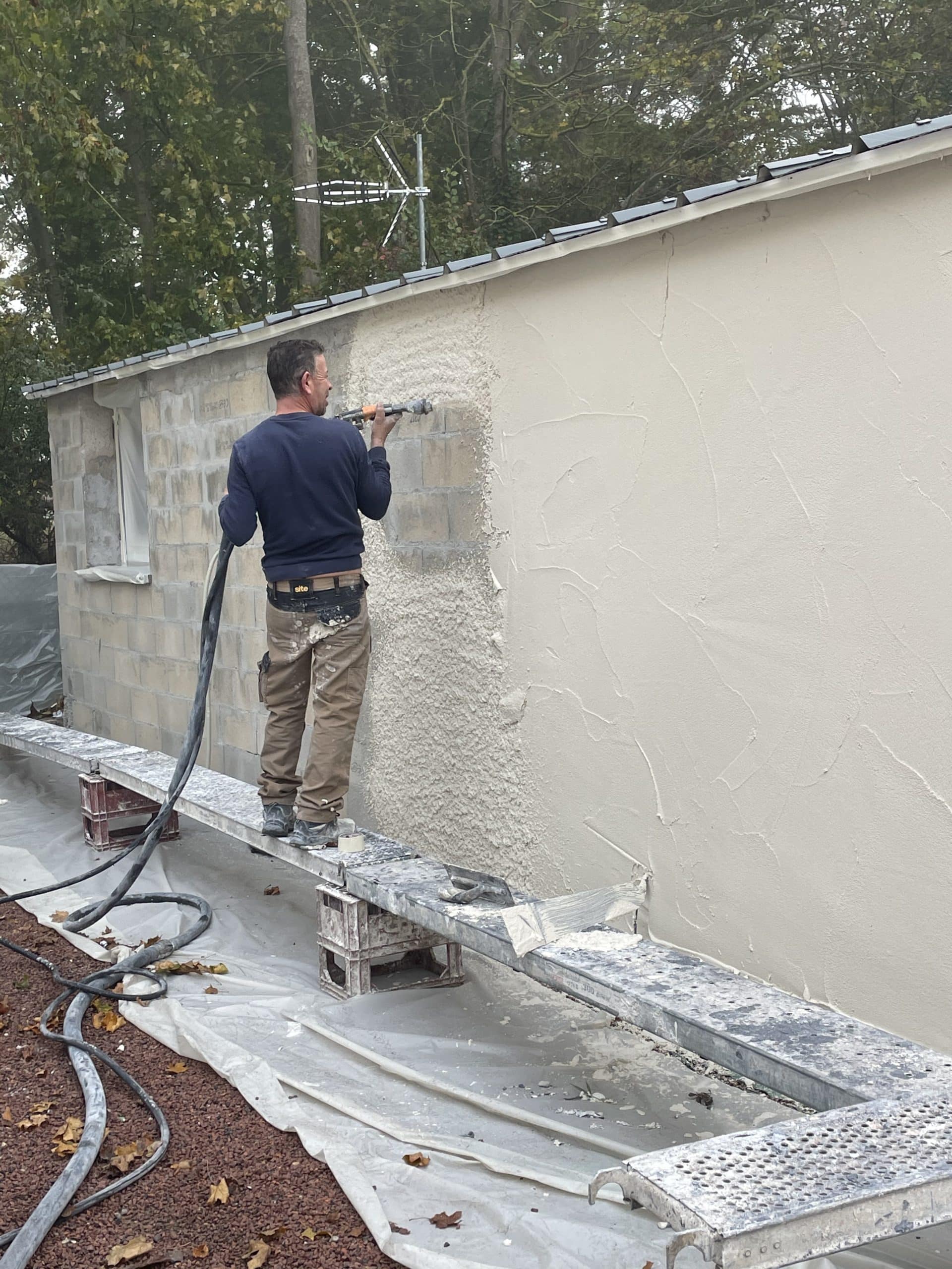 Ravalement de façade dans el val de marne enduit projeté
